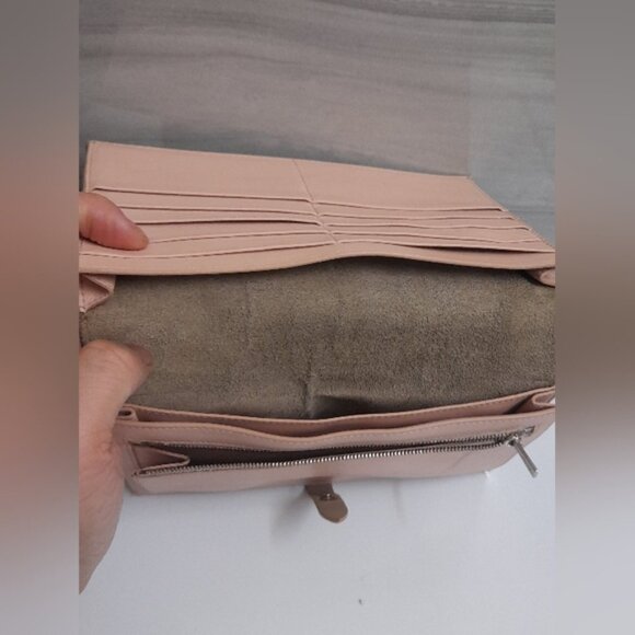 Celine - LARGE STRAP WALLET IN GRAINED CALFSKIN in Light Taupe - Picture 4 of 16